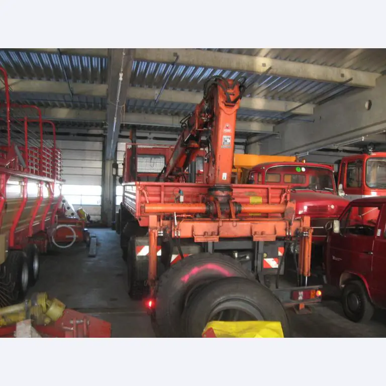 1 pequeño tractor eléctrico de avión y <br>
1 furgoneta VW T5 con daños en el motor
-14