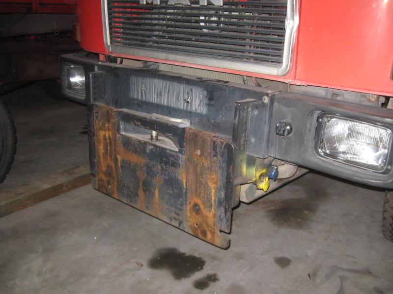 1 pequeno trator elétrico para aviões e <br>
1 carrinha VW T5 com danos no motor
-15