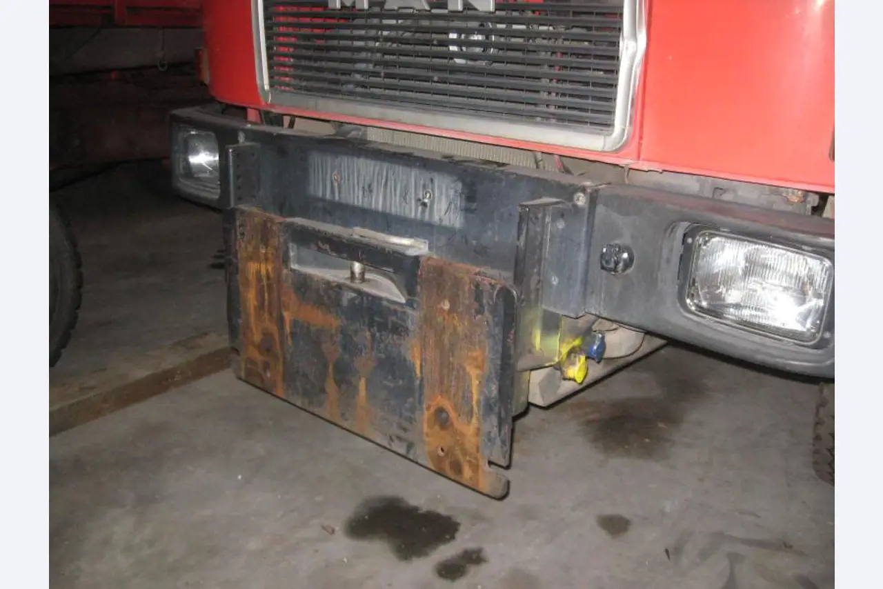 1 pequeño tractor eléctrico de avión y <br>
1 furgoneta VW T5 con daños en el motor
-15