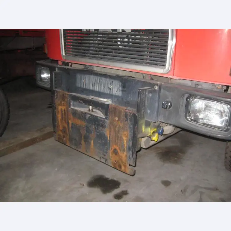 1 pequeño tractor eléctrico de avión y <br>
1 furgoneta VW T5 con daños en el motor
-15