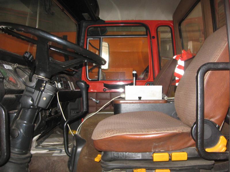 1 pequeno trator elétrico para aviões e <br>
1 carrinha VW T5 com danos no motor
-16