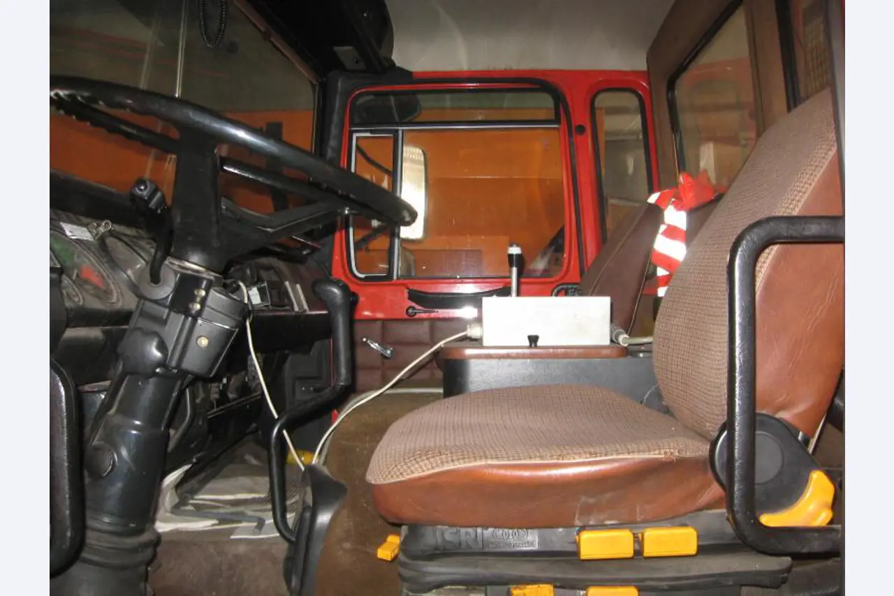 1 pequeño tractor eléctrico de avión y <br>
1 furgoneta VW T5 con daños en el motor
-16