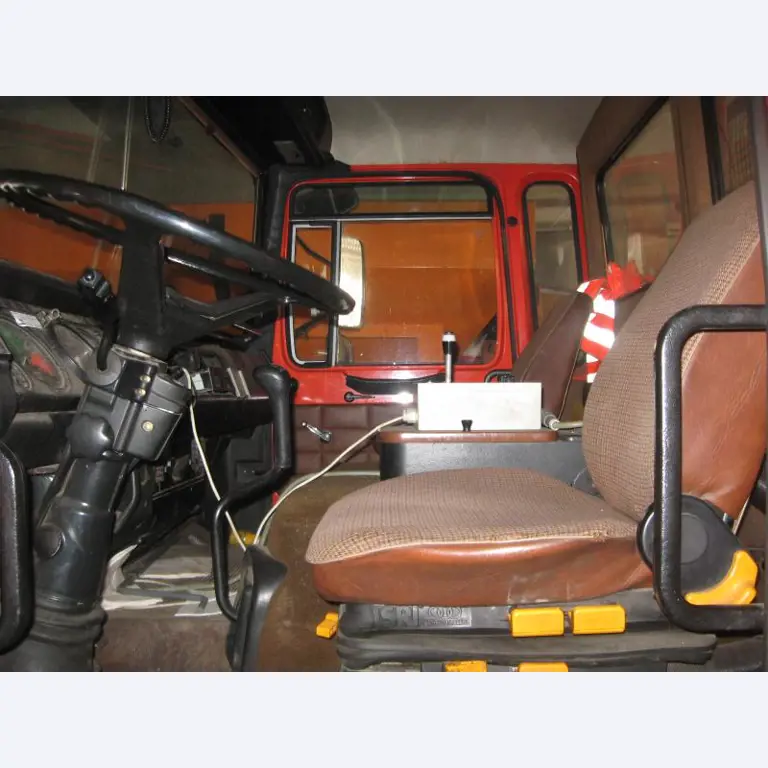 1 pequeño tractor eléctrico de avión y <br>
1 furgoneta VW T5 con daños en el motor
-16