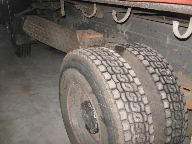 1 pequeno trator elétrico para aviões e <br>
1 carrinha VW T5 com danos no motor
-17