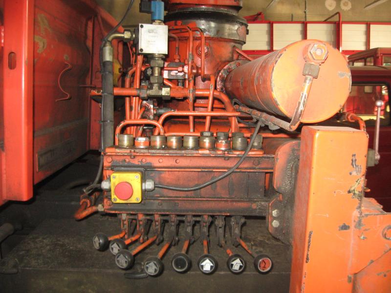 1 pequeno trator elétrico para aviões e <br>
1 carrinha VW T5 com danos no motor
-18