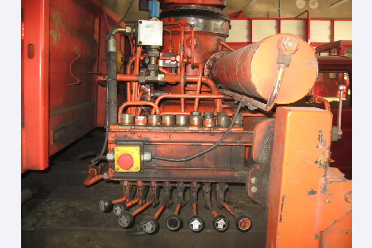 1 pequeño tractor eléctrico de avión y <br>
1 furgoneta VW T5 con daños en el motor
-18