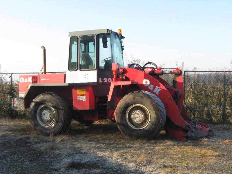 1 pequeno trator elétrico para aviões e <br>
1 carrinha VW T5 com danos no motor
-1