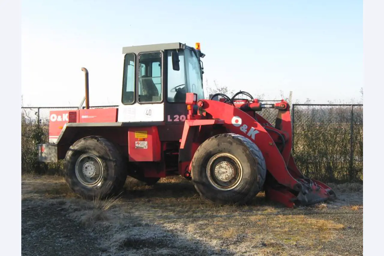 1 pequeño tractor eléctrico de avión y <br>
1 furgoneta VW T5 con daños en el motor
-1