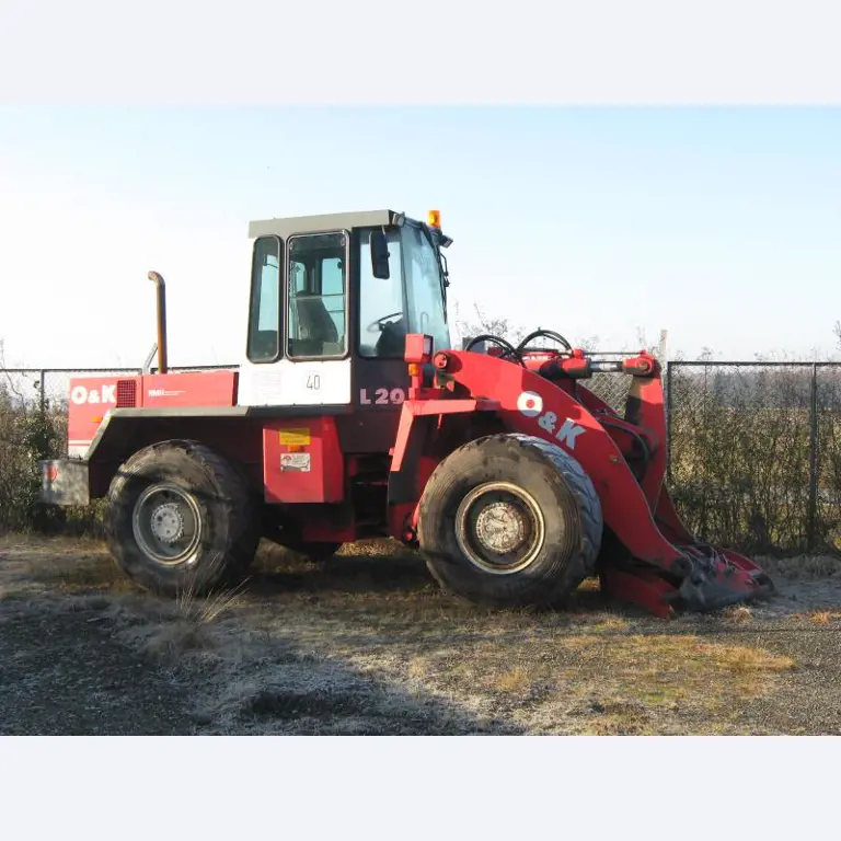 1 pequeño tractor eléctrico de avión y <br>
1 furgoneta VW T5 con daños en el motor
-1