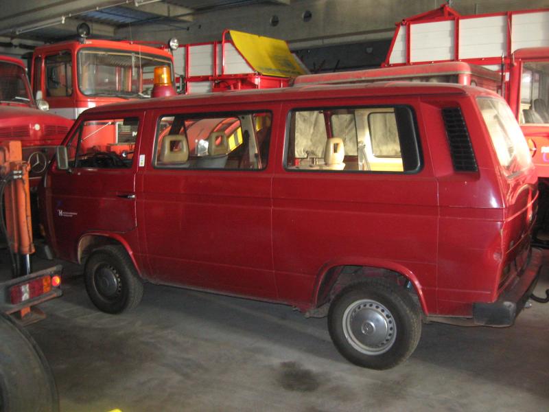 1 pequeno trator elétrico para aviões e <br>
1 carrinha VW T5 com danos no motor
-3