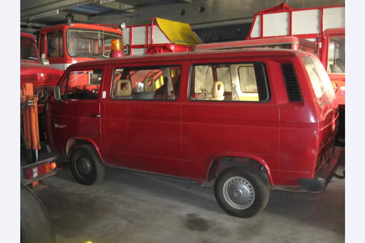1 pequeño tractor eléctrico de avión y <br>
1 furgoneta VW T5 con daños en el motor
-3