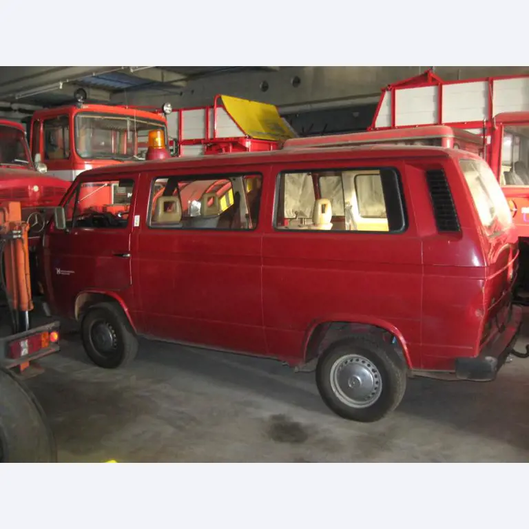 1 pequeño tractor eléctrico de avión y <br>
1 furgoneta VW T5 con daños en el motor
-3