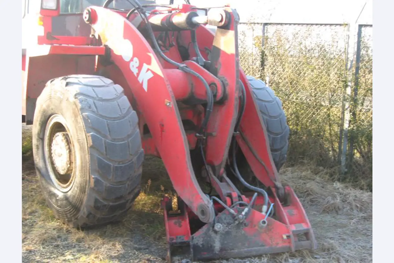 1 pequeño tractor eléctrico de avión y <br>
1 furgoneta VW T5 con daños en el motor
-20