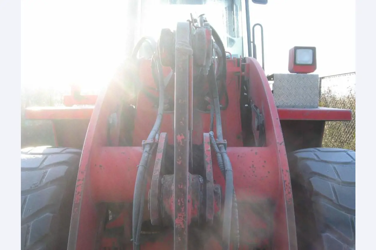 1 pequeño tractor eléctrico de avión y <br>
1 furgoneta VW T5 con daños en el motor
-21
