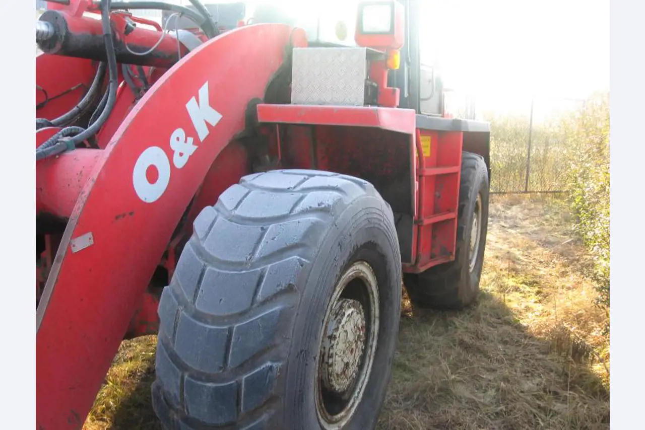 1 pequeño tractor eléctrico de avión y <br>
1 furgoneta VW T5 con daños en el motor
-22