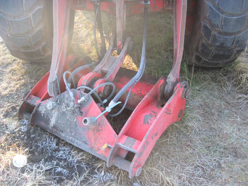 1 pequeno trator elétrico para aviões e <br>
1 carrinha VW T5 com danos no motor
-23