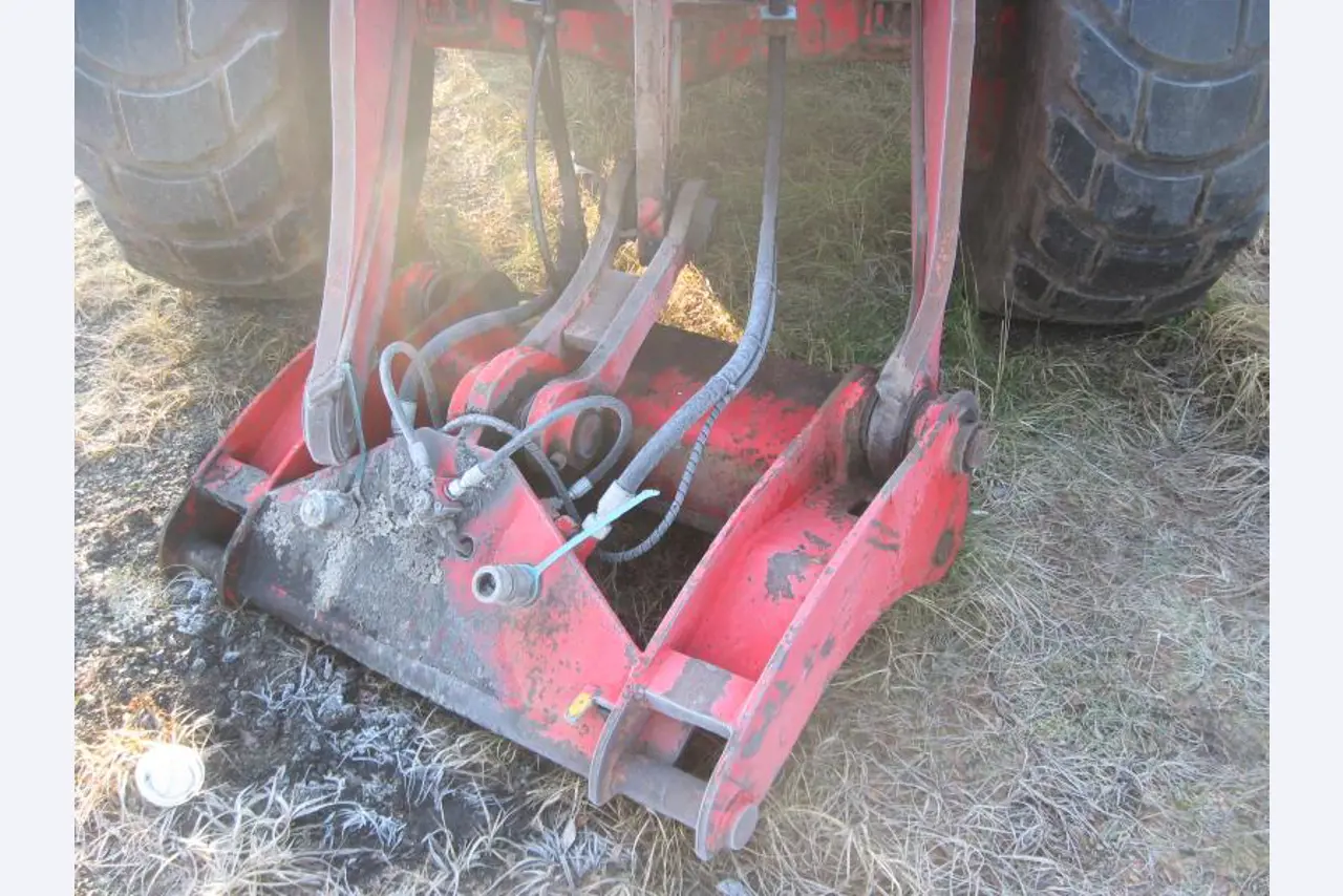 1 pequeño tractor eléctrico de avión y <br>
1 furgoneta VW T5 con daños en el motor
-23