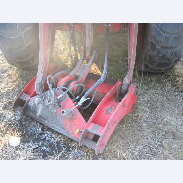 1 pequeño tractor eléctrico de avión y <br>
1 furgoneta VW T5 con daños en el motor
-23