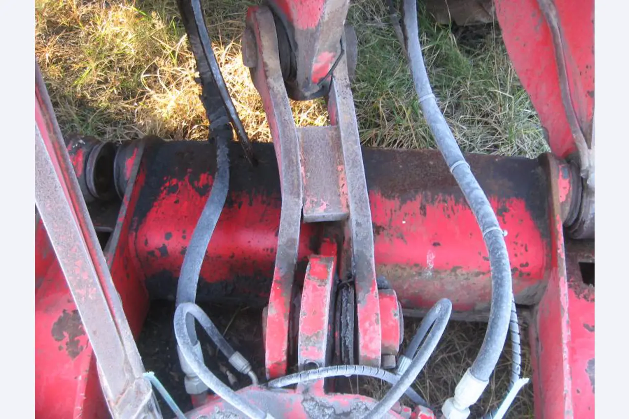 1 pequeño tractor eléctrico de avión y <br>
1 furgoneta VW T5 con daños en el motor
-25