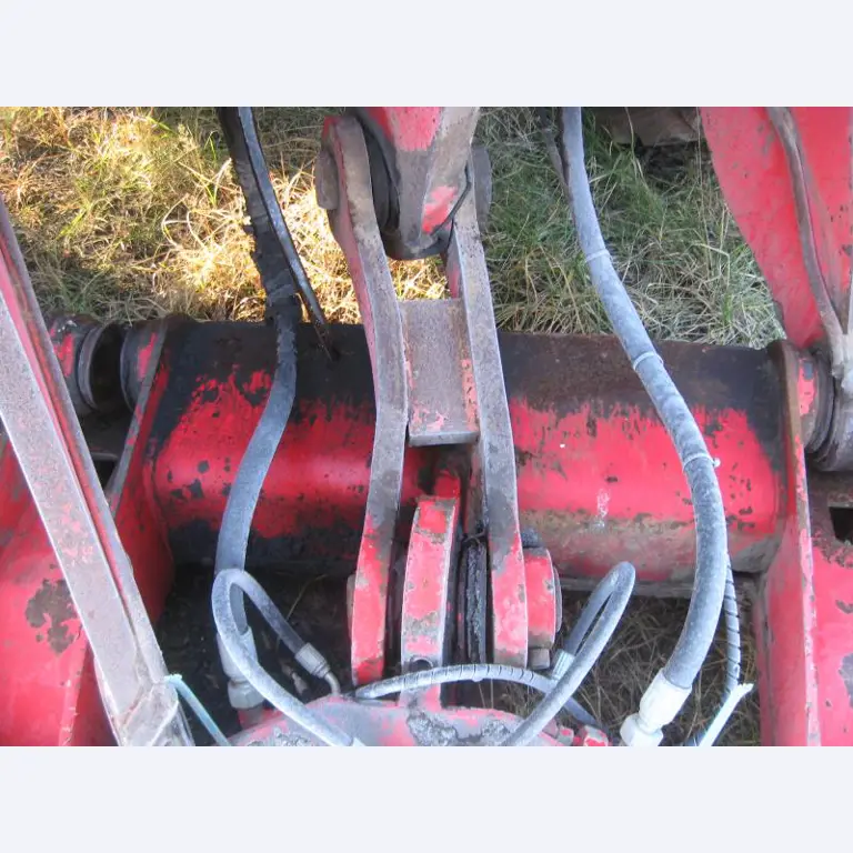 1 pequeño tractor eléctrico de avión y <br>
1 furgoneta VW T5 con daños en el motor
-25