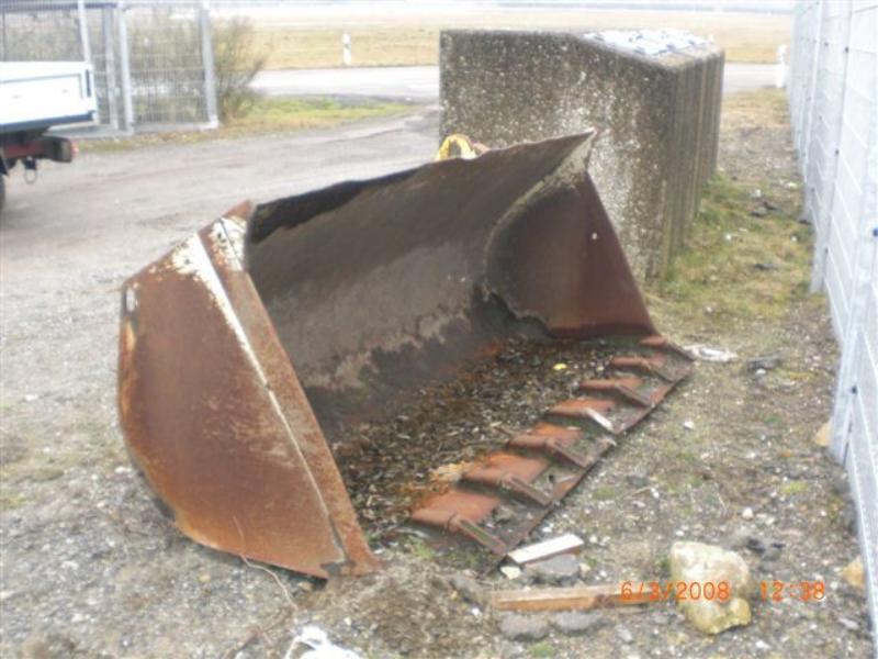 1 pequeno trator elétrico para aviões e <br>
1 carrinha VW T5 com danos no motor
-26