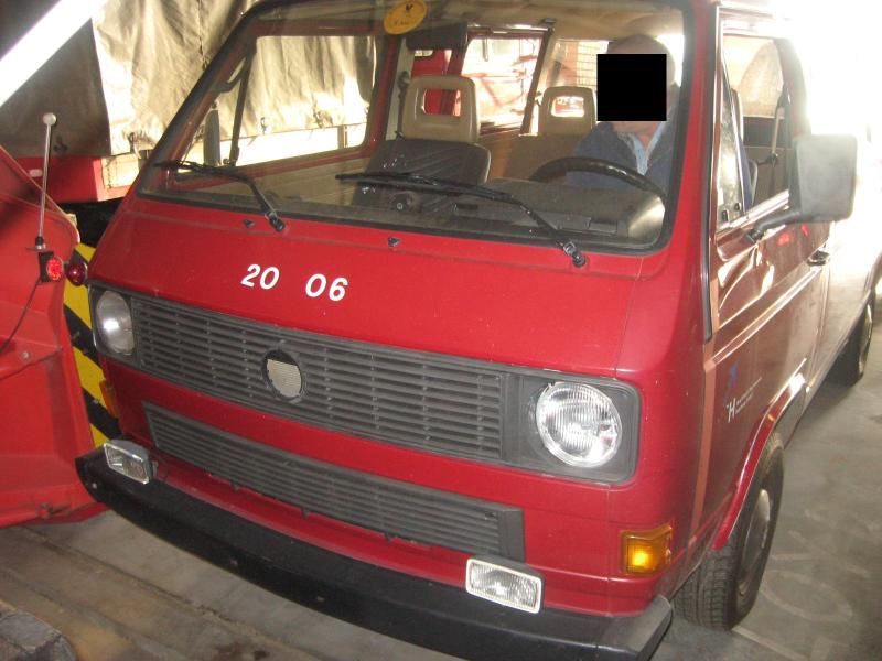 1 pequeno trator elétrico para aviões e <br>
1 carrinha VW T5 com danos no motor
-4