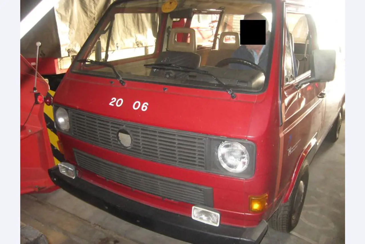 1 pequeño tractor eléctrico de avión y <br>
1 furgoneta VW T5 con daños en el motor
-4