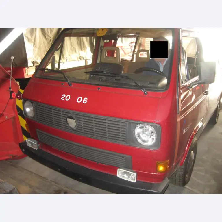 1 pequeño tractor eléctrico de avión y <br>
1 furgoneta VW T5 con daños en el motor
-4