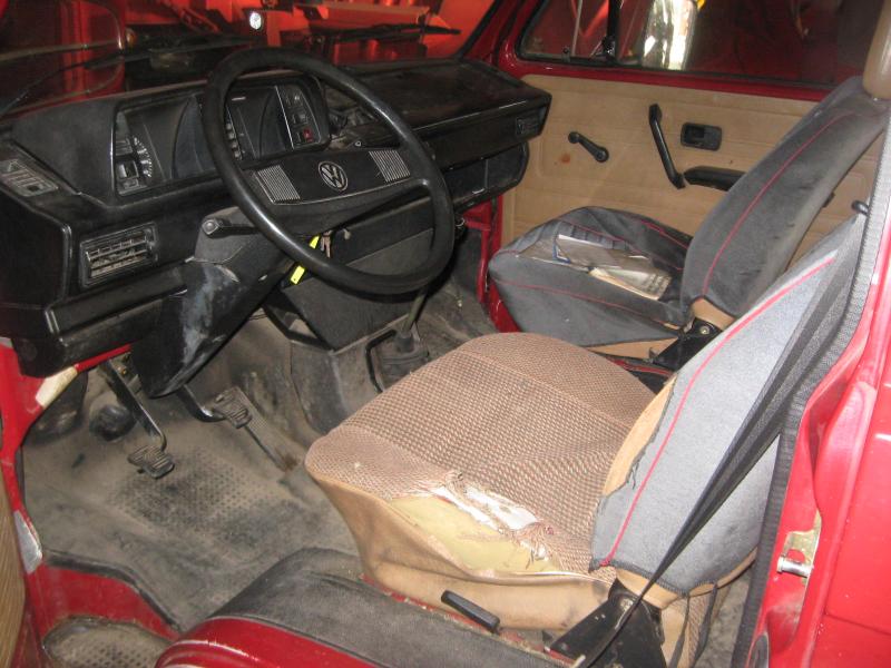 1 pequeno trator elétrico para aviões e <br>
1 carrinha VW T5 com danos no motor
-5