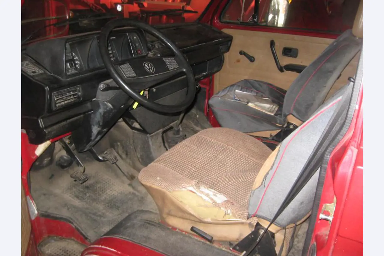 1 pequeño tractor eléctrico de avión y <br>
1 furgoneta VW T5 con daños en el motor
-5