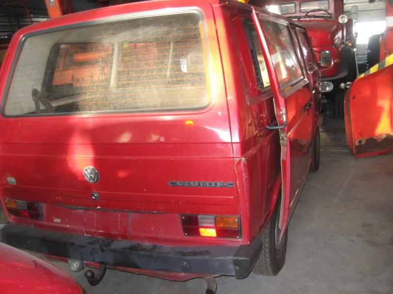 1 pequeno trator elétrico para aviões e <br>
1 carrinha VW T5 com danos no motor
-6