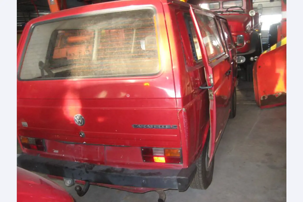 1 pequeño tractor eléctrico de avión y <br>
1 furgoneta VW T5 con daños en el motor
-6