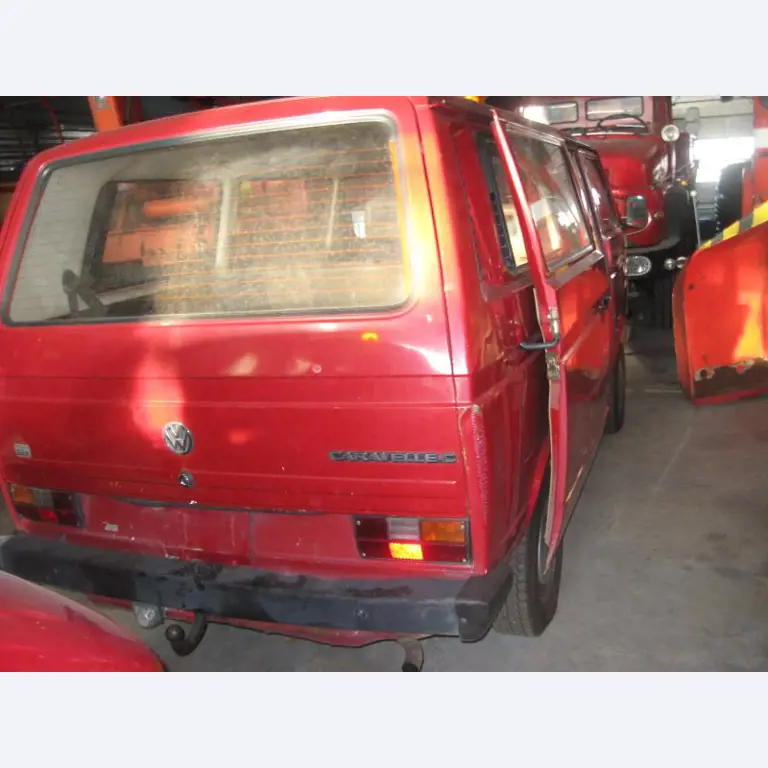 1 pequeño tractor eléctrico de avión y <br>
1 furgoneta VW T5 con daños en el motor
-6