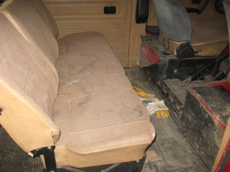 1 pequeno trator elétrico para aviões e <br>
1 carrinha VW T5 com danos no motor
-7