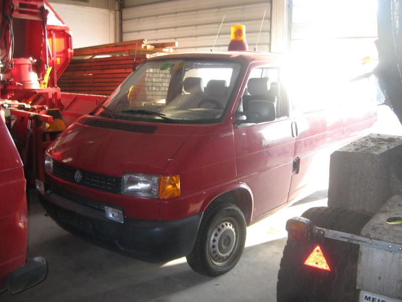 1 pequeno trator elétrico para aviões e <br>
1 carrinha VW T5 com danos no motor
-8