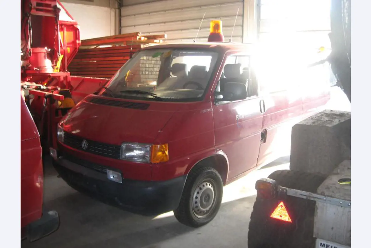 1 pequeño tractor eléctrico de avión y <br>
1 furgoneta VW T5 con daños en el motor
-8