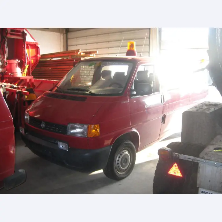 1 pequeño tractor eléctrico de avión y <br>
1 furgoneta VW T5 con daños en el motor
-8