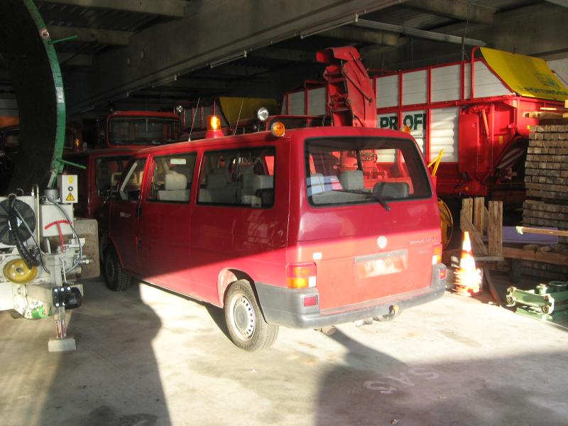 1 pequeno trator elétrico para aviões e <br>
1 carrinha VW T5 com danos no motor
-9