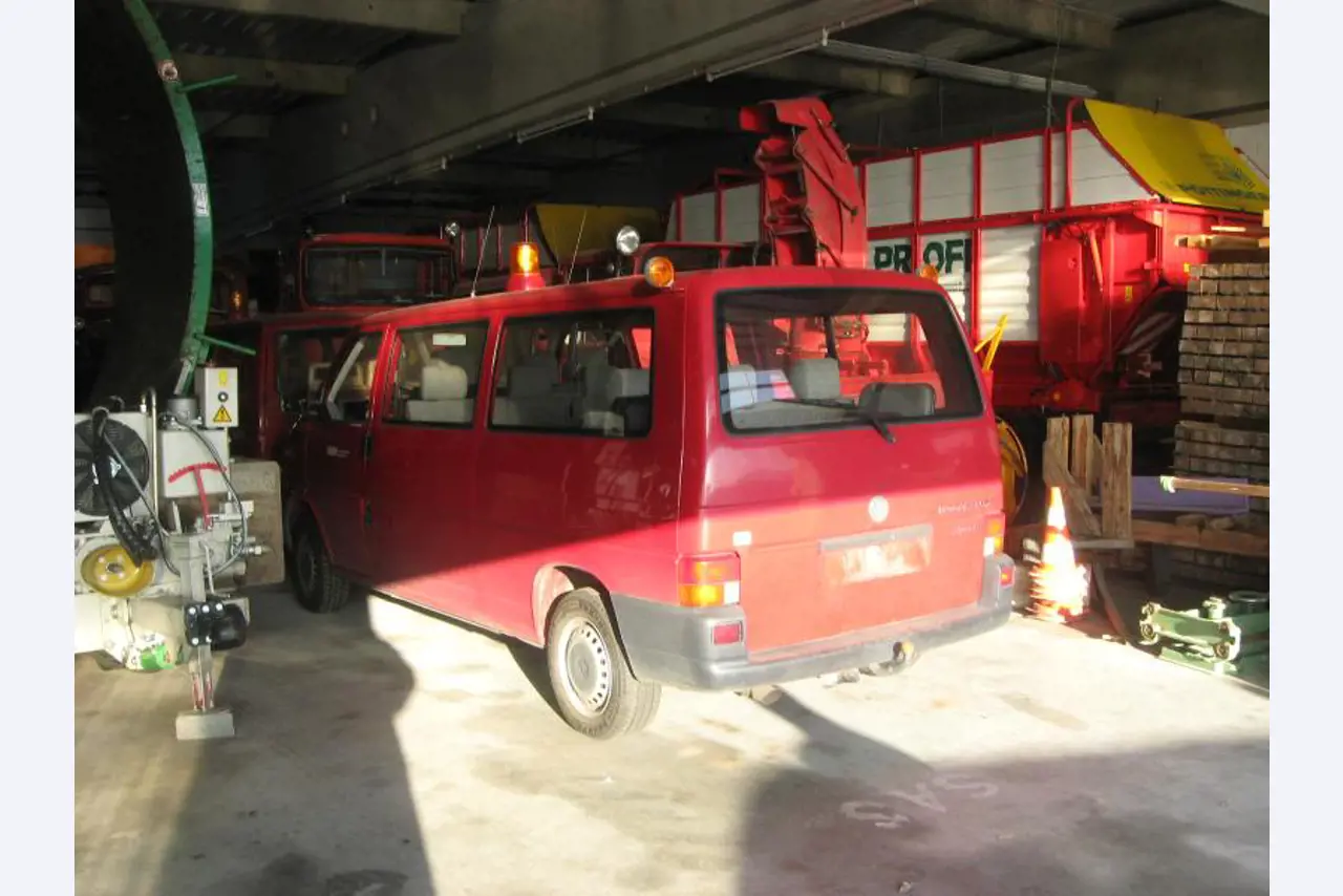 1 pequeño tractor eléctrico de avión y <br>
1 furgoneta VW T5 con daños en el motor
-9