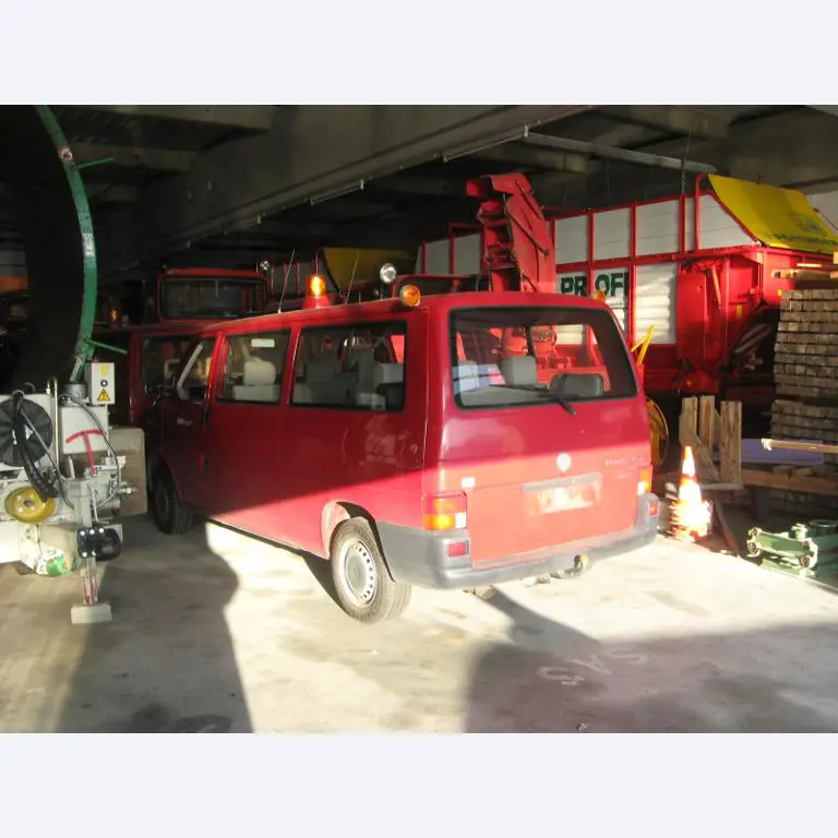 1 pequeño tractor eléctrico de avión y <br>
1 furgoneta VW T5 con daños en el motor
-9
