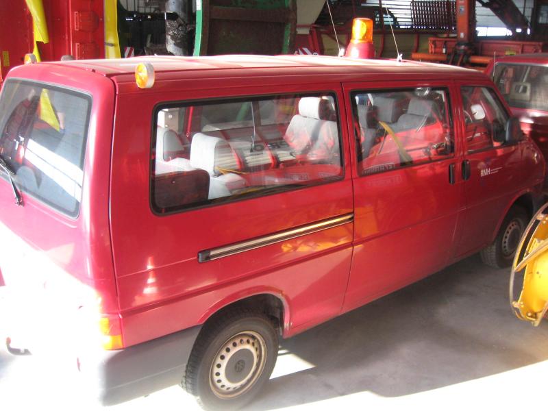 1 pequeno trator elétrico para aviões e <br>
1 carrinha VW T5 com danos no motor
-10