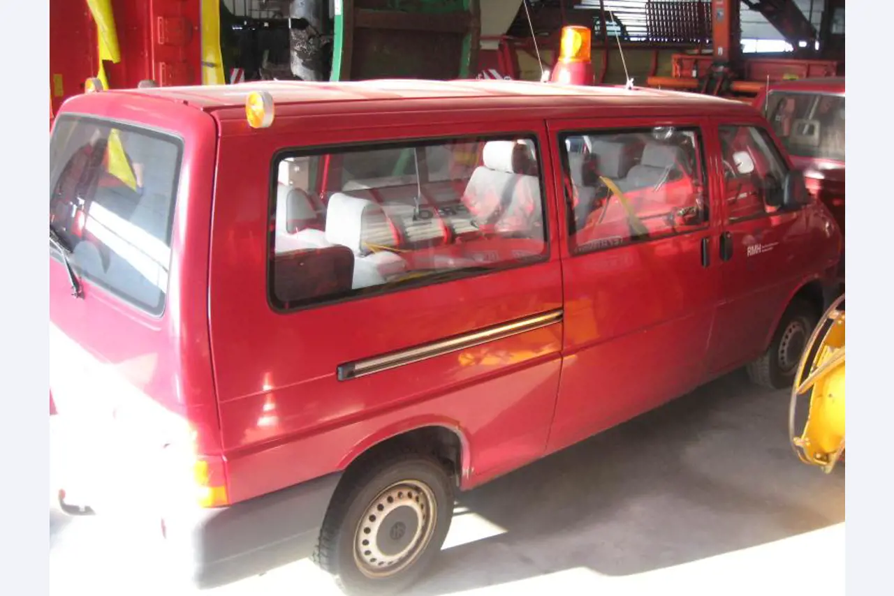 1 pequeño tractor eléctrico de avión y <br>
1 furgoneta VW T5 con daños en el motor
-10