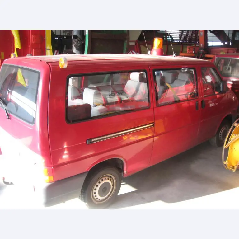 1 pequeño tractor eléctrico de avión y <br>
1 furgoneta VW T5 con daños en el motor
-10