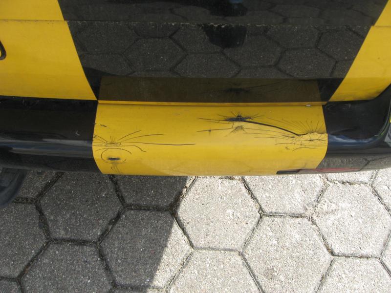 1 towbarless aircraft towing vehicle and <br>1 VW Transporter with engine breakdown-2