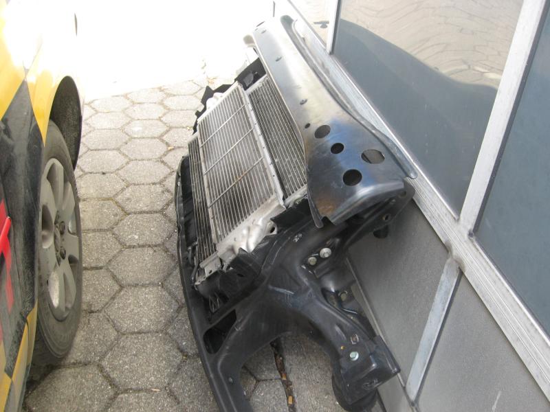 1 towbarless aircraft towing vehicle and <br>1 VW Transporter with engine breakdown-10