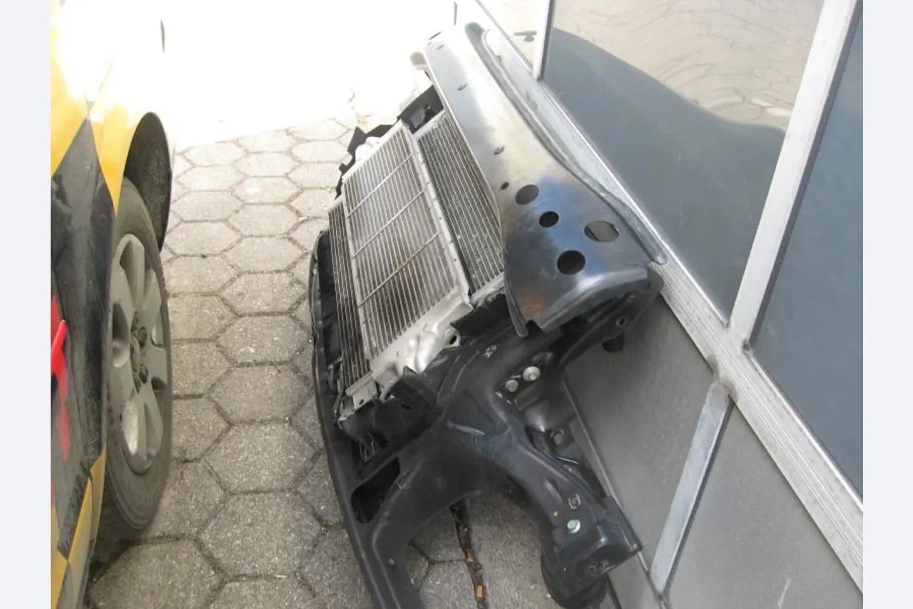 1 pequeño tractor eléctrico de avión y <br>
1 furgoneta VW T5 con daños en el motor
-10