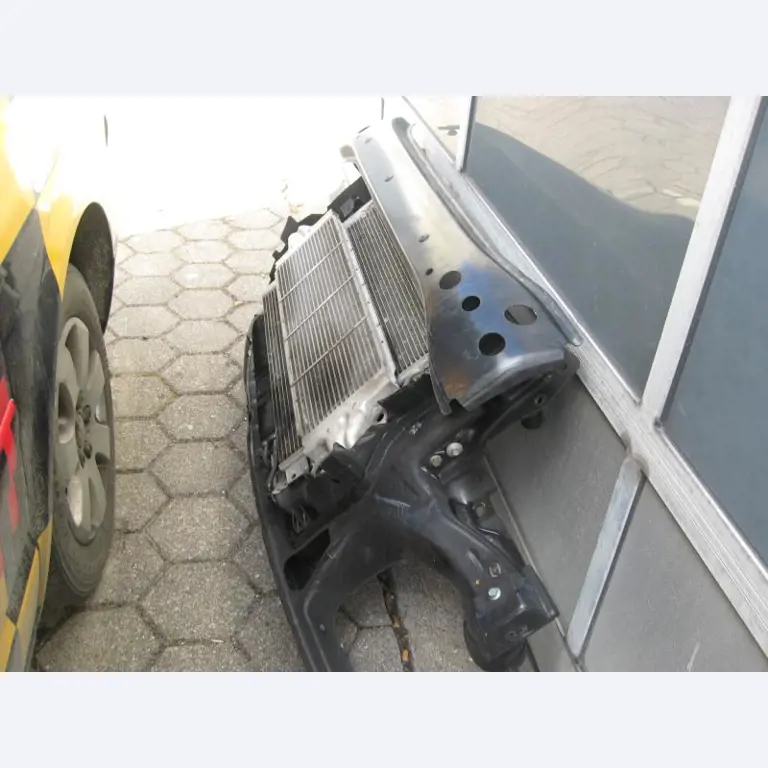 1 pequeño tractor eléctrico de avión y <br>
1 furgoneta VW T5 con daños en el motor
-10