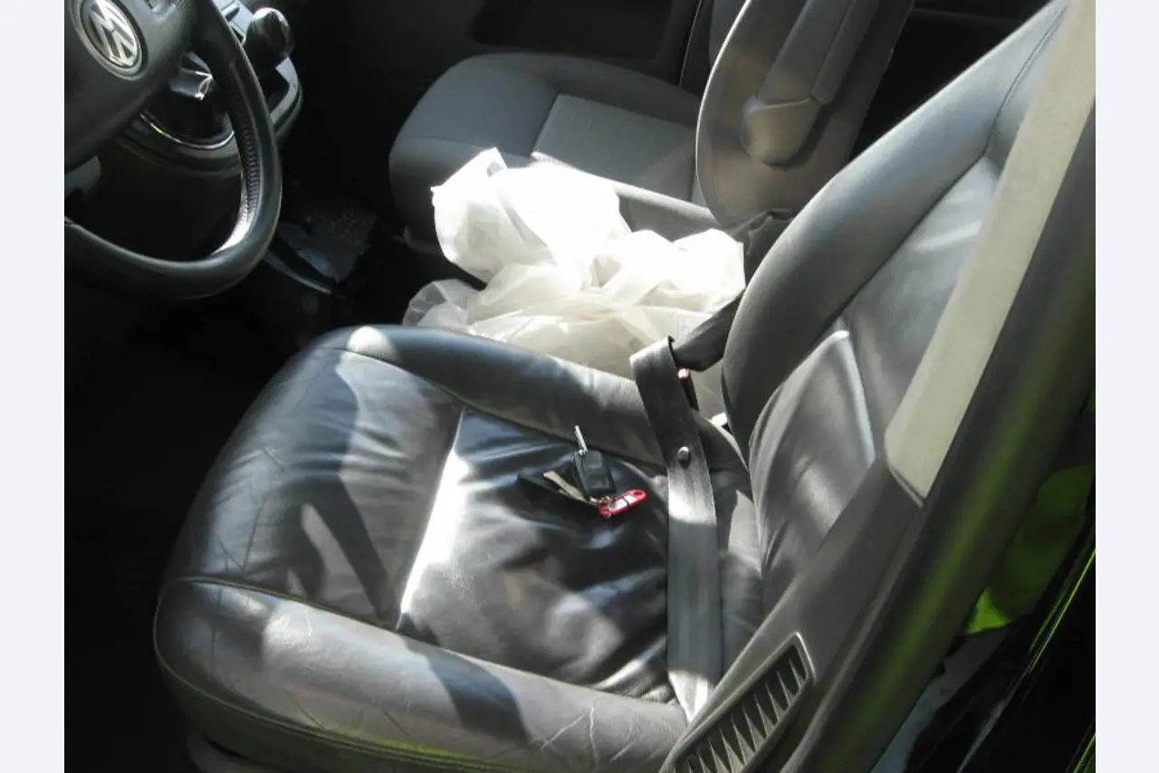 1 pequeño tractor eléctrico de avión y <br>
1 furgoneta VW T5 con daños en el motor
-11
