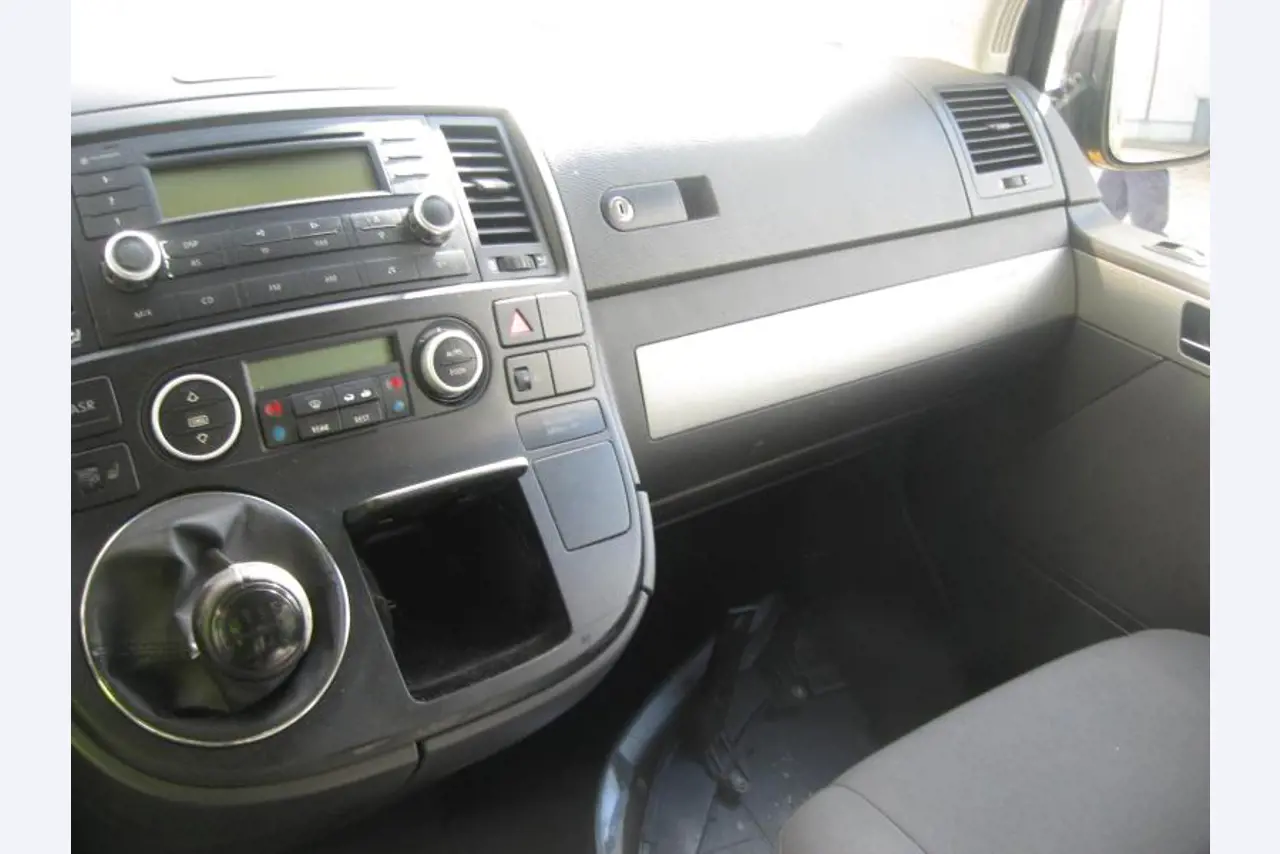 1 pequeño tractor eléctrico de avión y <br>
1 furgoneta VW T5 con daños en el motor
-12