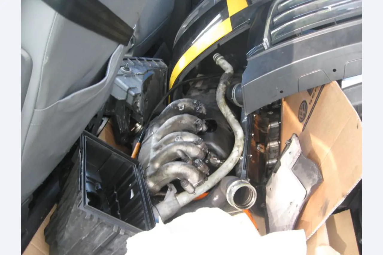1 pequeño tractor eléctrico de avión y <br>
1 furgoneta VW T5 con daños en el motor
-14